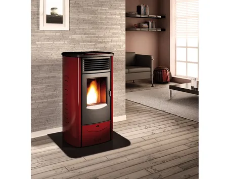 stufa pellet rossa salotto