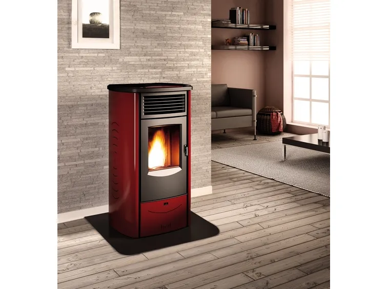 stufa pellet rossa salotto