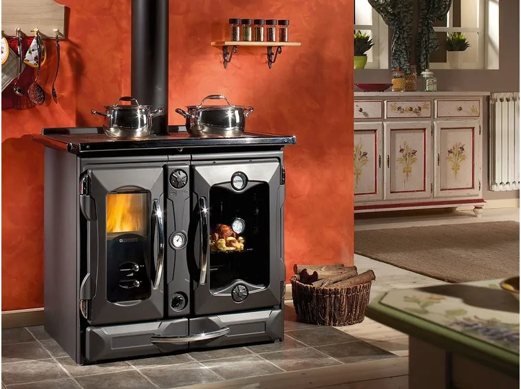 Stufa in ghisa con forno e piano cottura