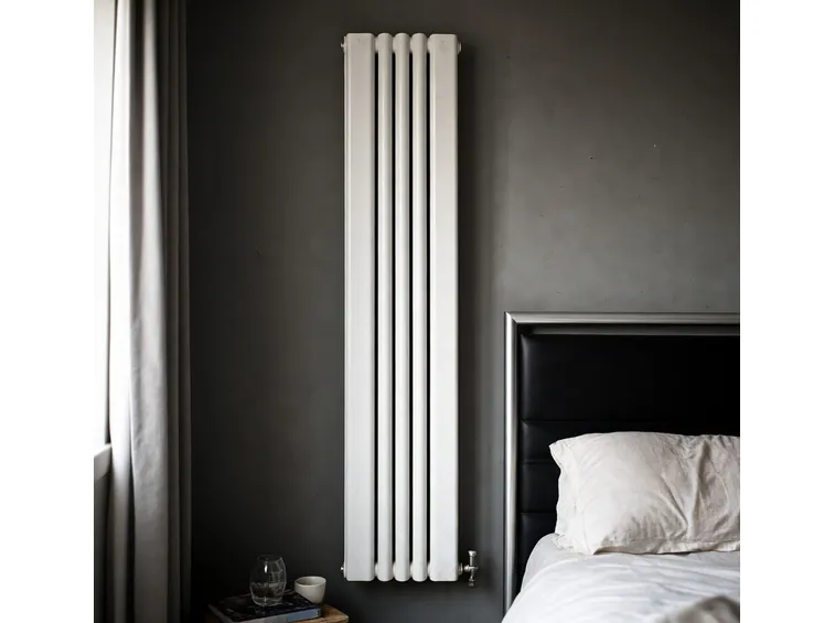 termosifone grande posizionato in camera da letto matrimoniale