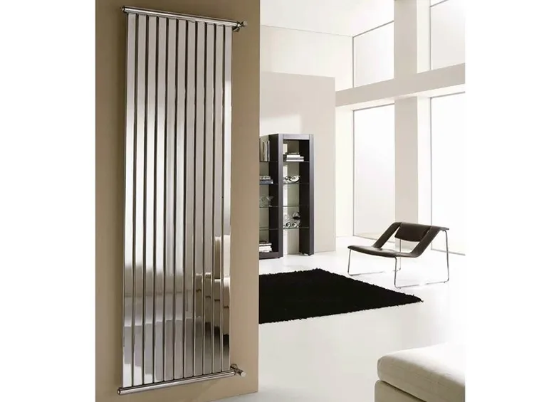 Termoarredo dal design minimalista ad effetto specchio