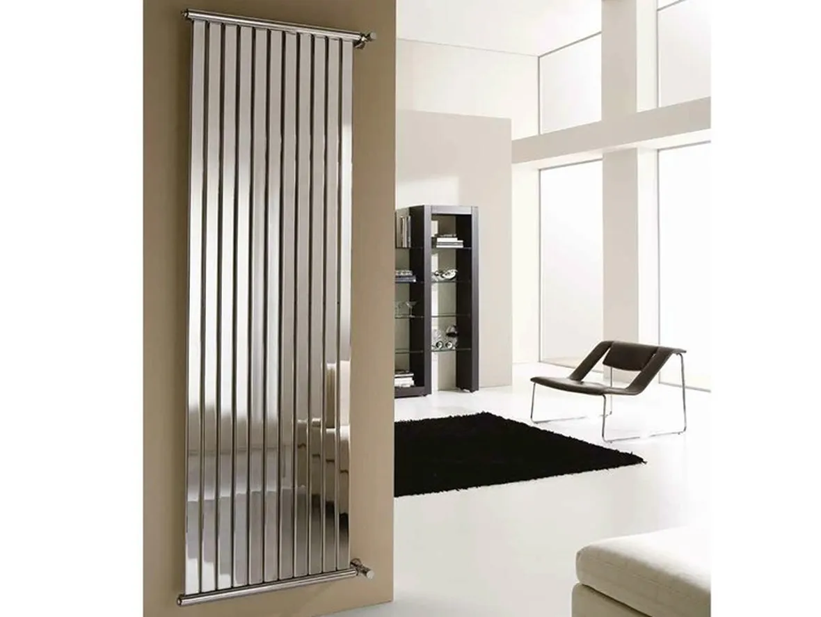 Termoarredo dal design minimalista ad effetto specchio