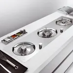 Un piano cottura ad incasso a gas con 5 fuochi