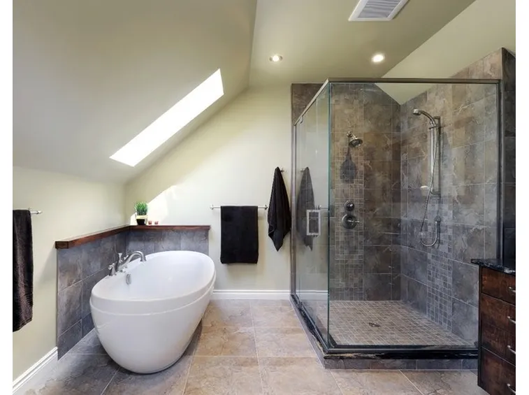 Una mansarda può trasformarsi in un piccolo e delizioso bagno.