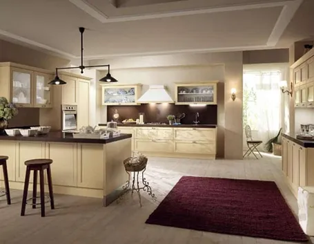 Cucina che unisce linee moderne a colori caldi e materiali classici