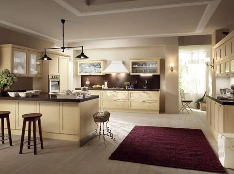 Cucina che unisce linee moderne a colori caldi e materiali classici