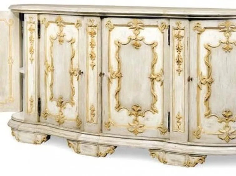 Una credenza in stile Rococò