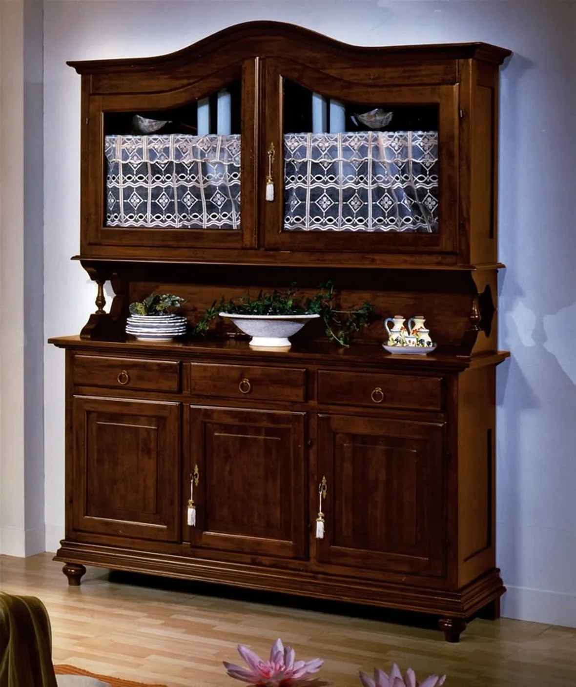 Credenza classica con vetrina superiore