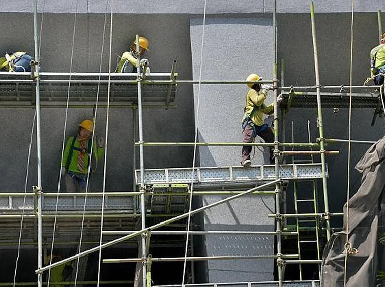 Operai che lavorano in sicurezza