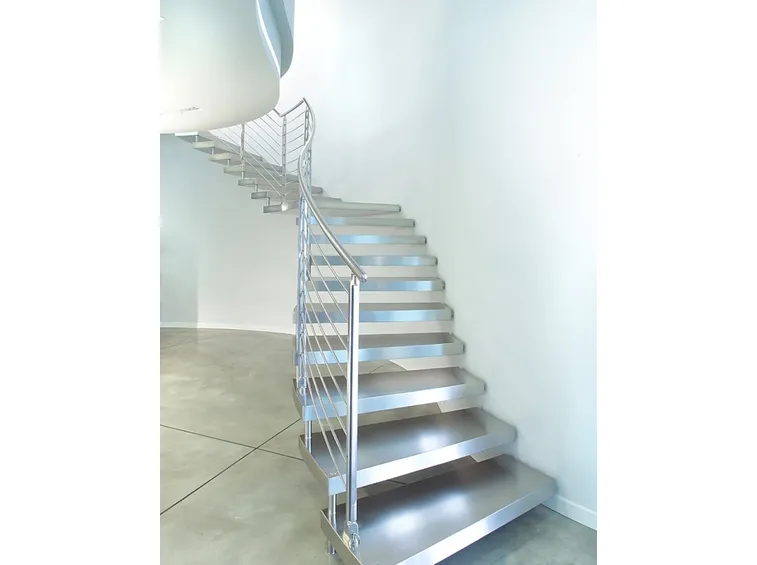 Design di una scala d'acciaio