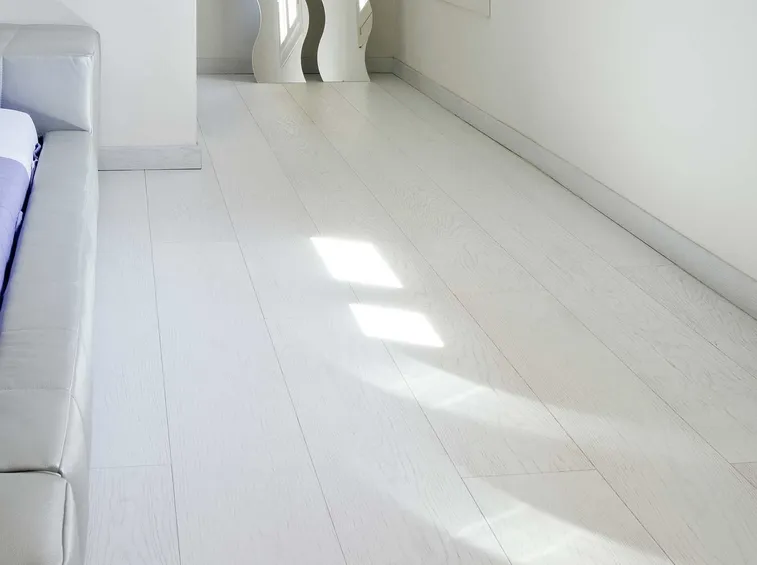 Un esempio di parquet sbiancato in una camera da letto