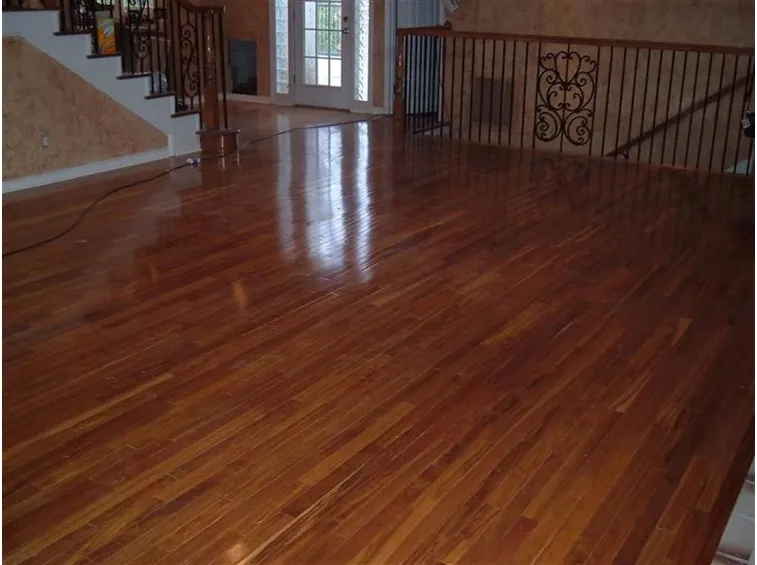 Parquet in legno di teak scuro