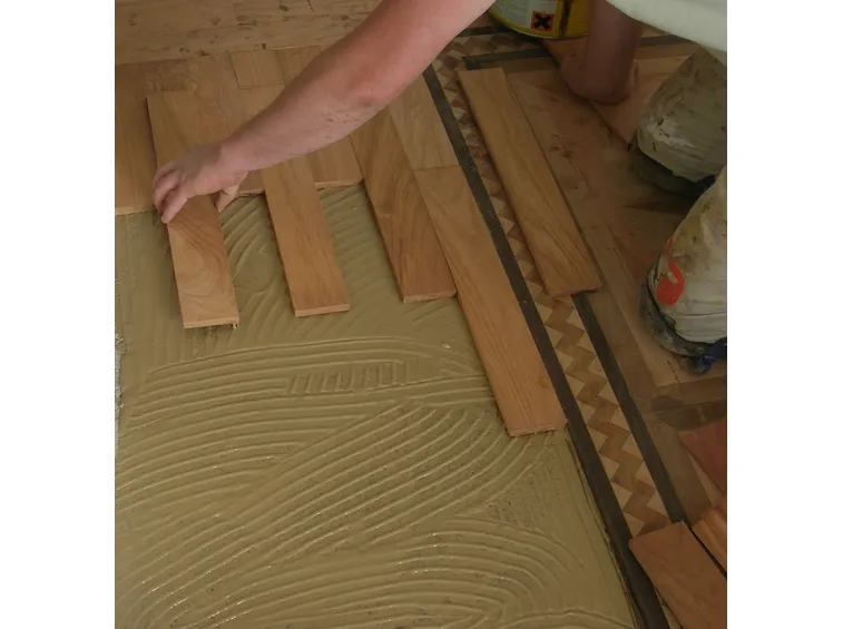 Posa del parquet incollato