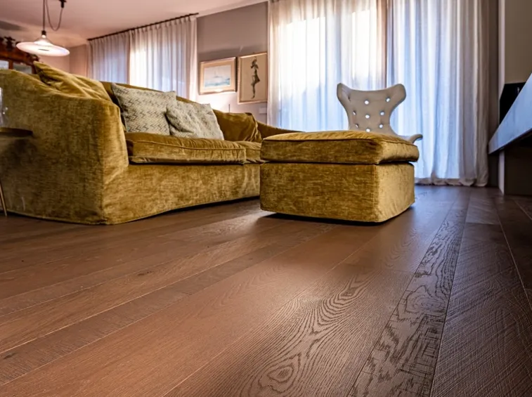Perché con i termosifoni accesi il parquet si ritira e si fessura (foto Il parquet Salis Officina107 Mosso 07C)