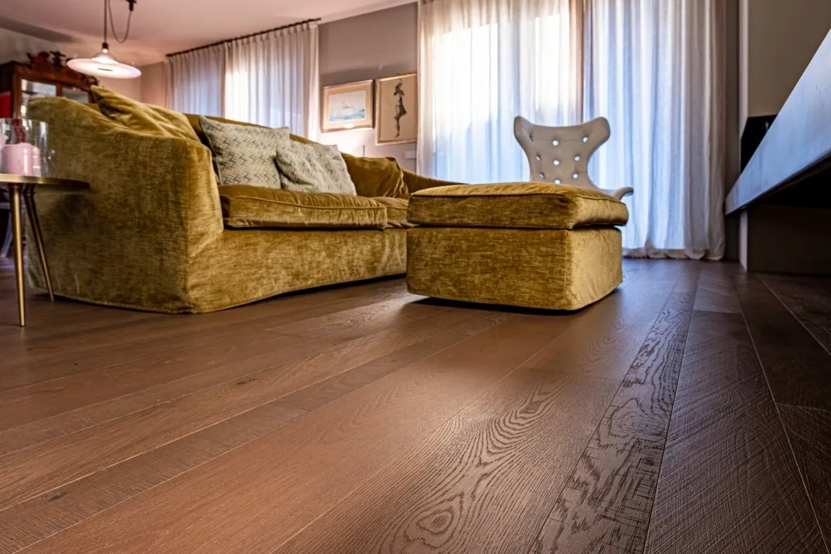Perché con i termosifoni accesi il parquet si ritira e si fessura (foto Il parquet Salis Officina107 Mosso 07C)