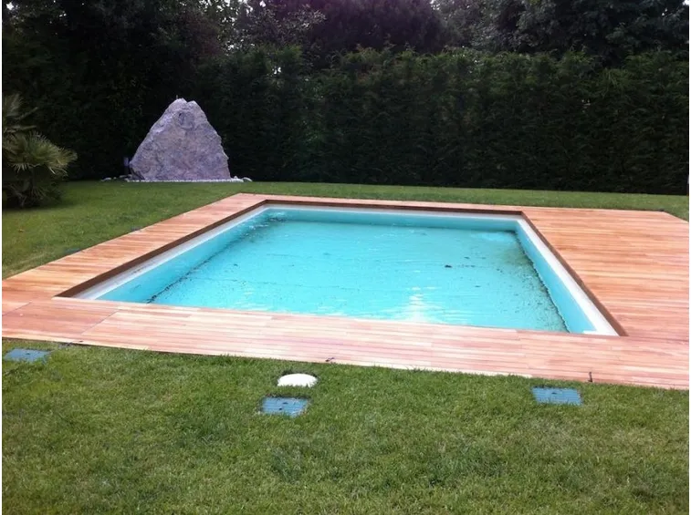parquet bordo piscina