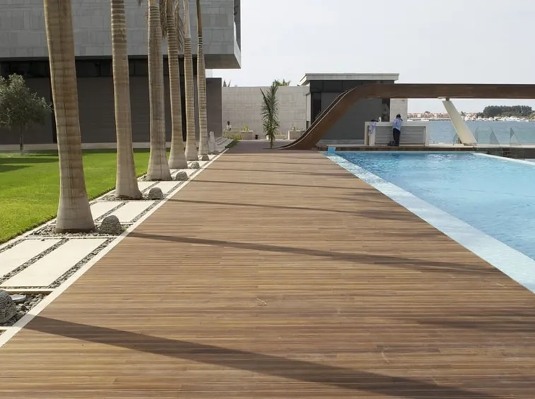 pavimentazione esterna bordo piscina