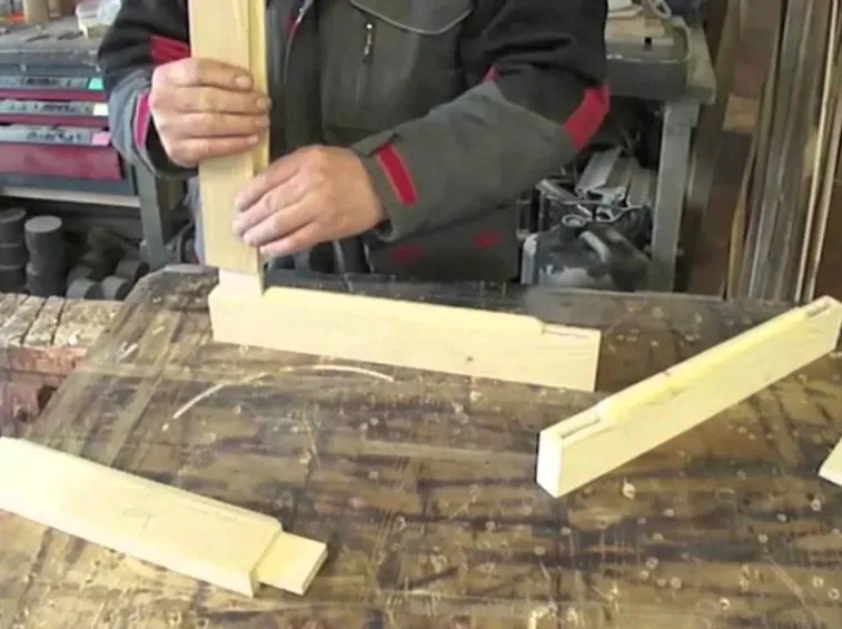 Montare un telaio con mortasa e tenone