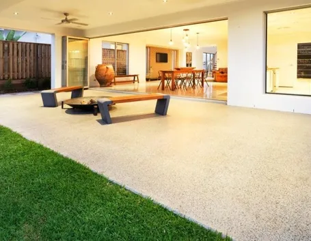L'arredamento della casa inizia dall'esterno    Fonte: www.alphariskmgmt.com