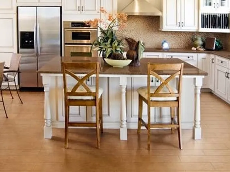Una cucina con pavimento in gres.