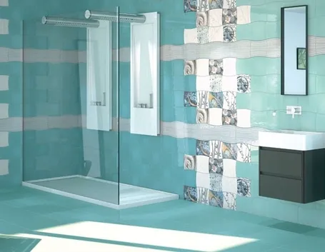 Bagno con rivestimenti in ceramica