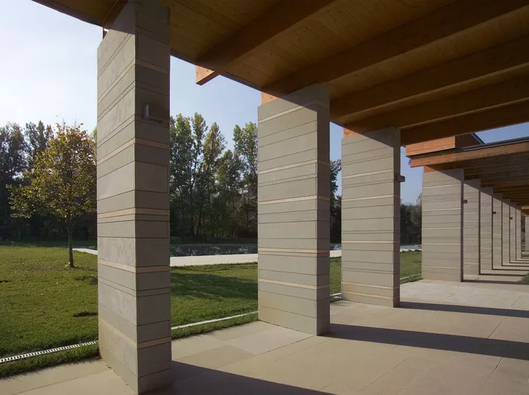 Rivestimento esterno in pietra serena e legno