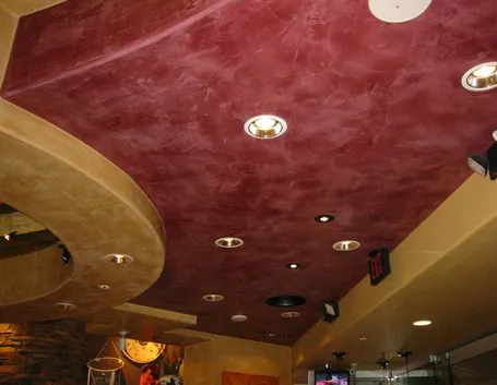 Locale con stucco veneziano sul soffitto