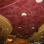 Locale con stucco veneziano sul soffitto