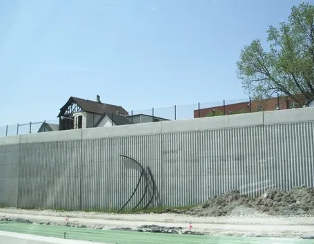 Muro di recinzione a faccia vista