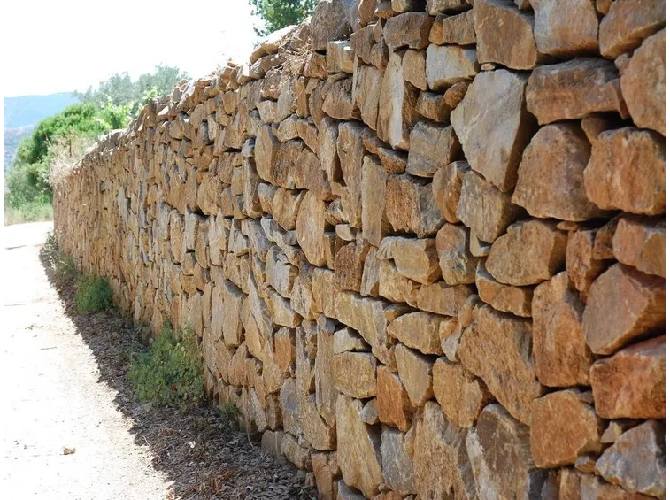 La costruzione di un muro a secco
