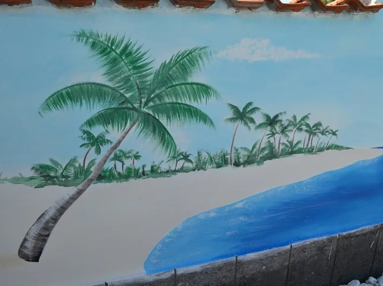 Un muro di cinta con dipinto