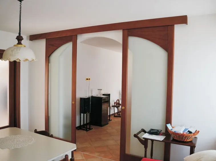 Muri divisori in legno e vetro