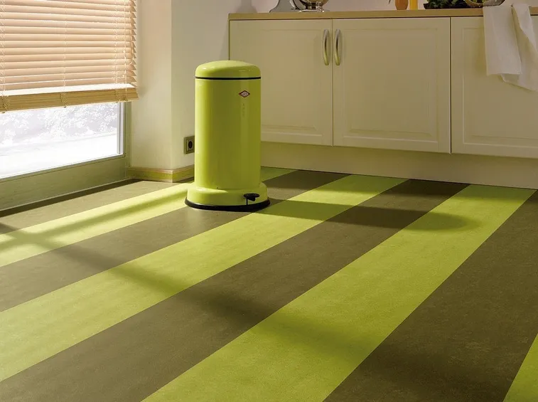 Un colorato pavimento di linoleum