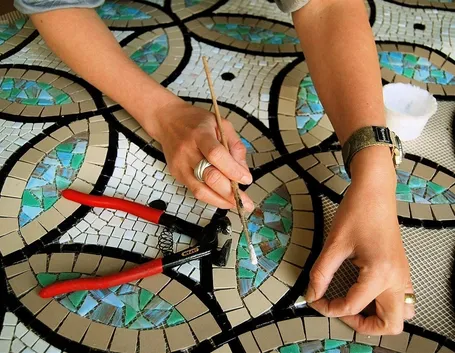 La posa tradizionale del mosaico