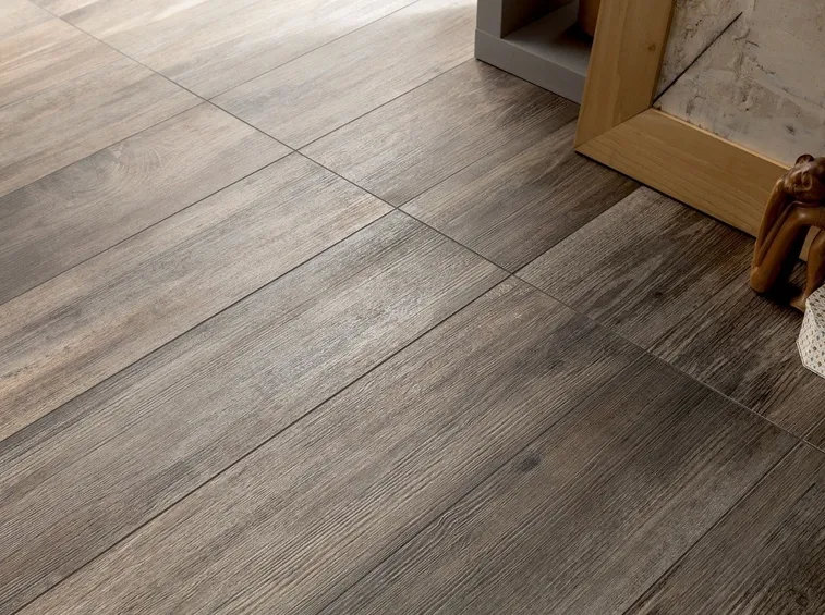 Rivestimento da bagno effetto legno