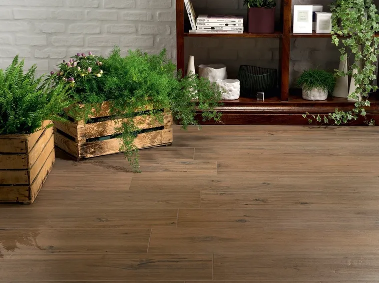 Pavimento da esterno in gres porcellanato effetto legno