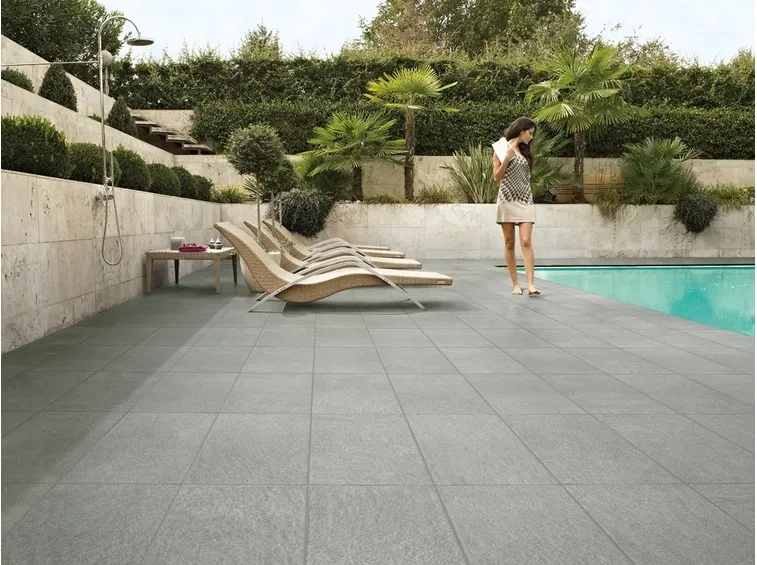 Rivestimento per esterni per bordo piscina
