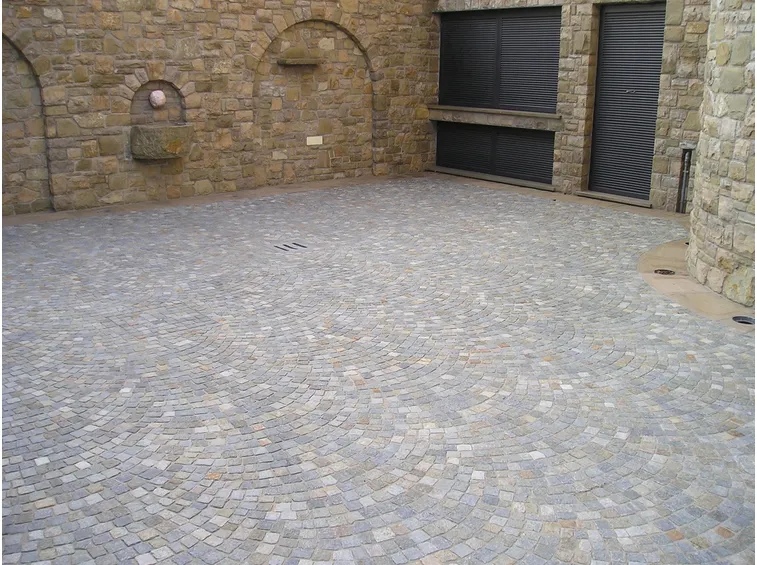Rivestimento per esterni con effetto finte pietre