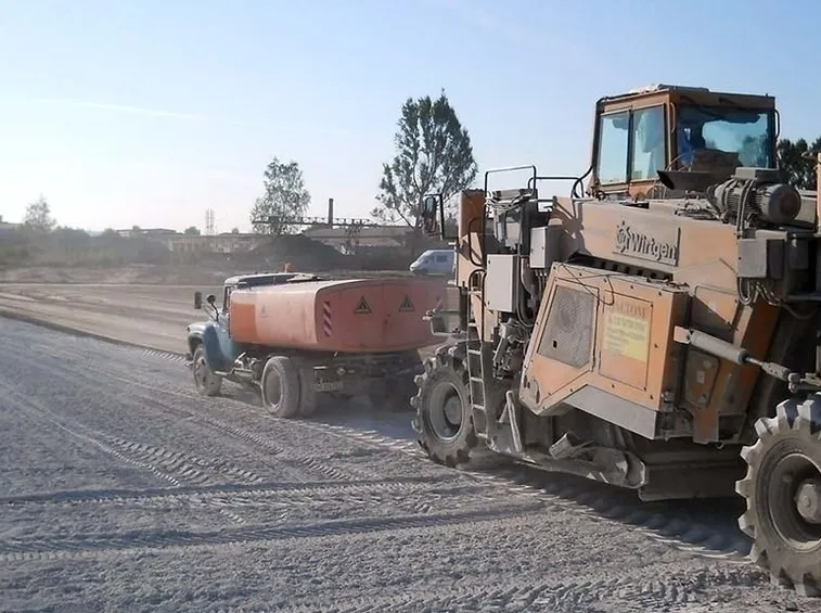Spianatura del fondo stradale per il Macadam