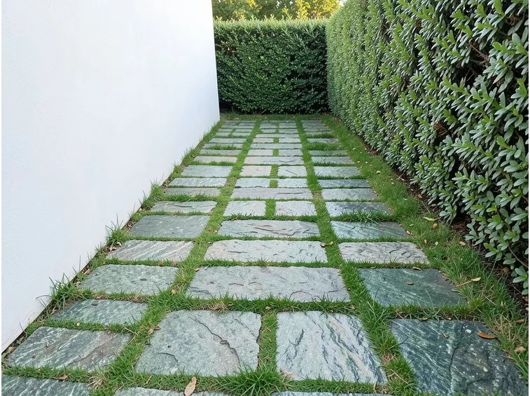 Vialetto realizzato con lastre di pietra di Luserna