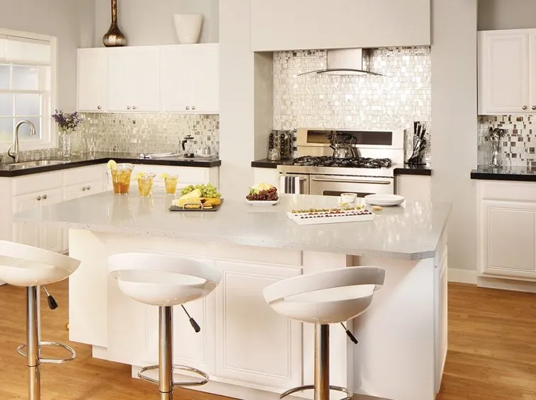 Cucina con piastrelle effetto legno e piastrelle a mosaico