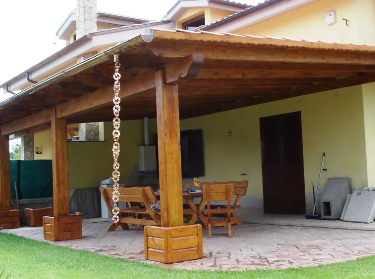 Ampia tettoia in legno
