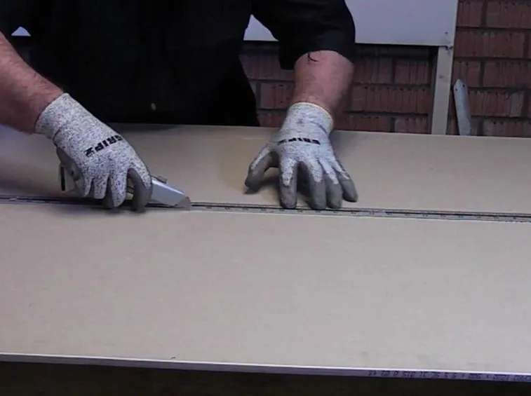 Taglio del cartongesso.