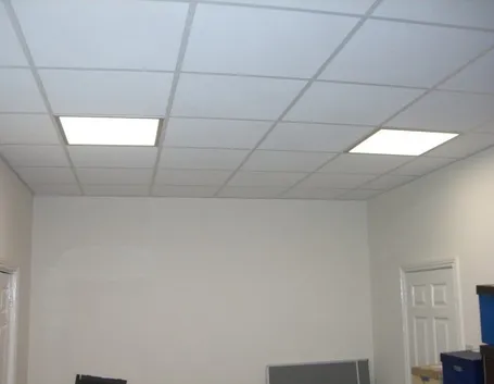 Controsoffitto bianco con luci