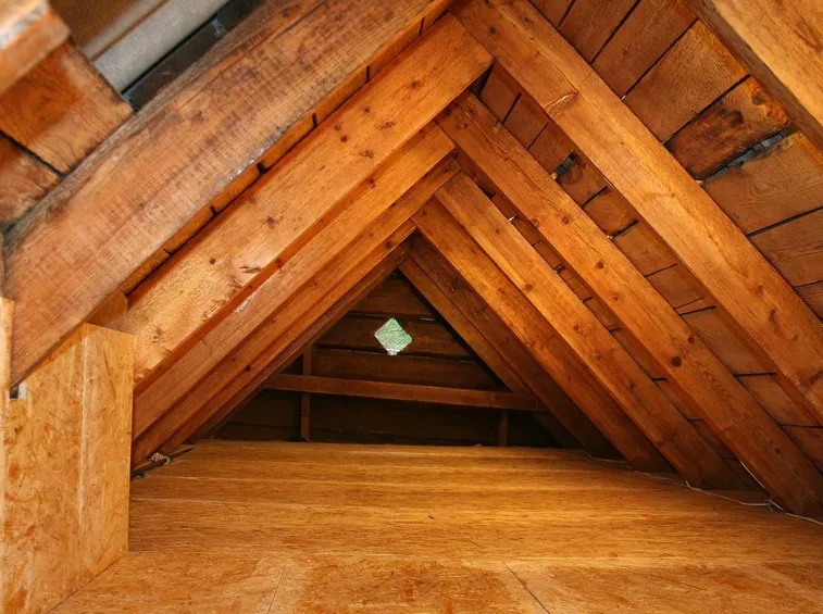 Solaio in legno con travi a vista