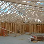 Tetto in legno lamellare in fase di costruzione