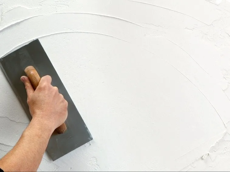 Applicazione interna manuale dell'intonaco