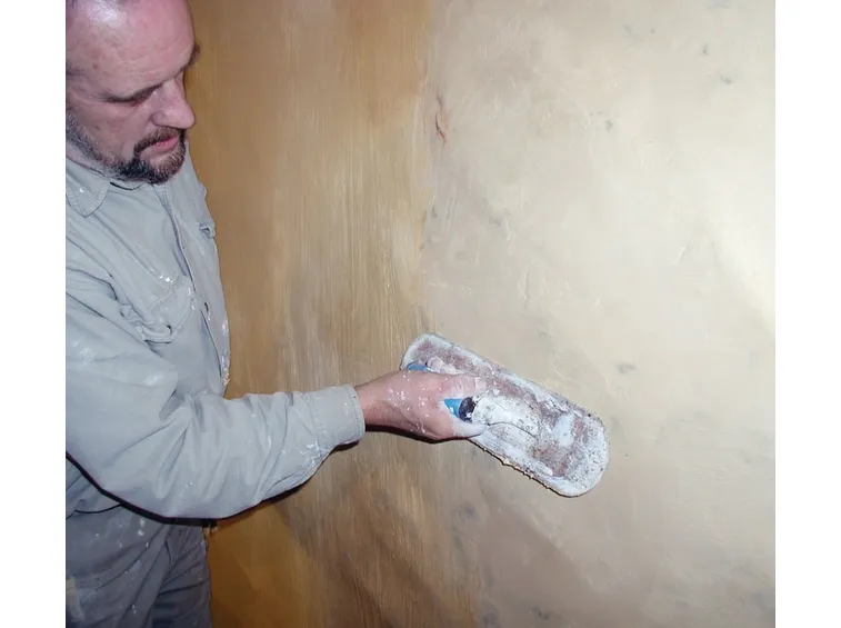 L'applicazione di una mano di intonaco