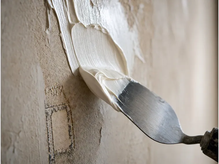 uso dello stucco per pareggiare le pareti