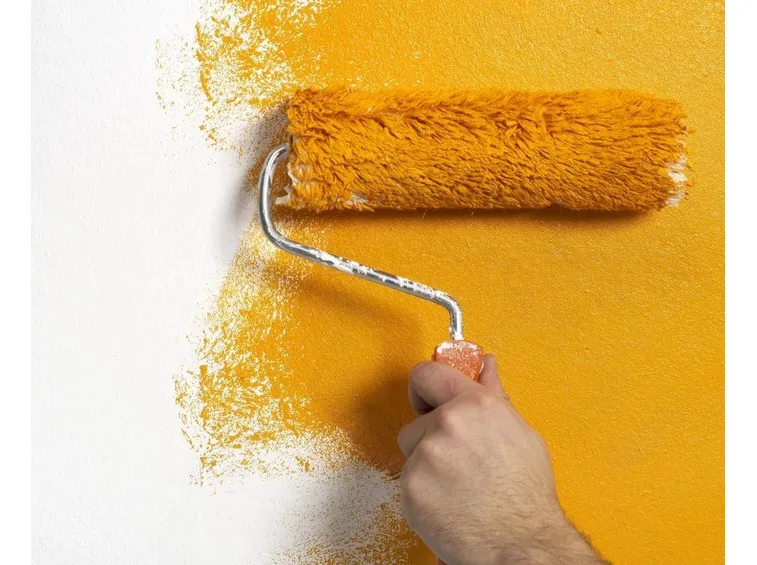 Il rullo per dipingere una parete